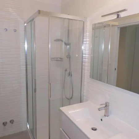 Apartman Spacious Three-bedroom Flat In A New